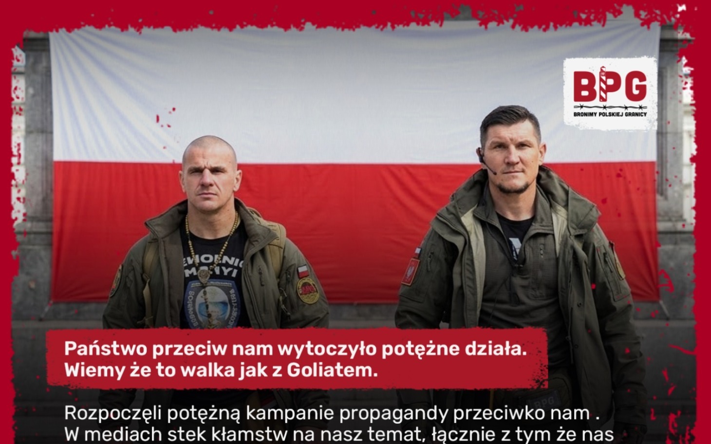 
        Dwóch mężczyzn w zielonych kurtkach przed flagą, logo BPG w tle.
    