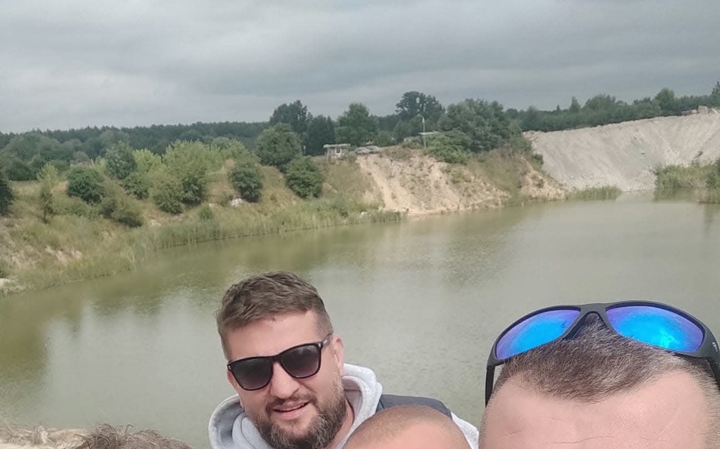 
        Królik w granicach obiektu, spokojne tło i błękitny kapelusz.
    