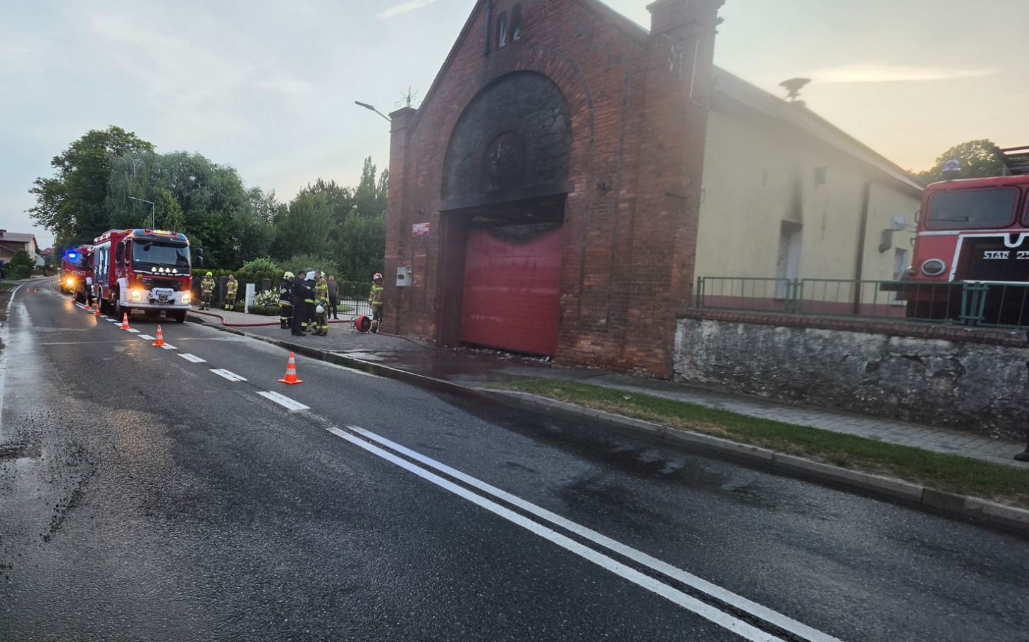 
        Stare ceglane budynki i drewniane drzwi, podróż w czasie
    