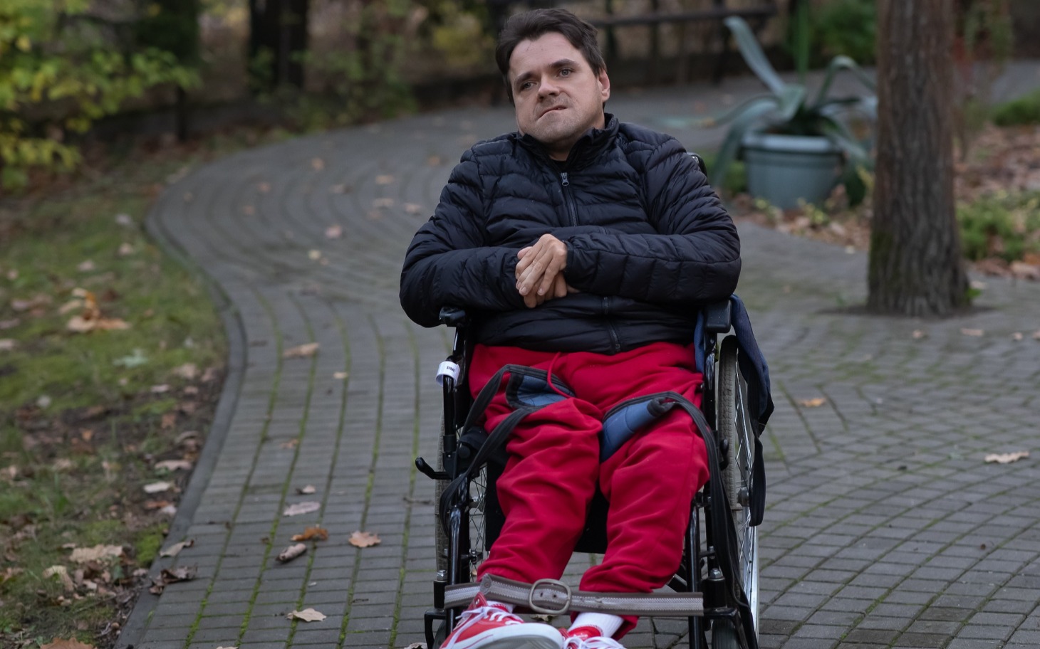 
        Para w eleganckich stylizacjach na zdjęciu rodzinny portret
    