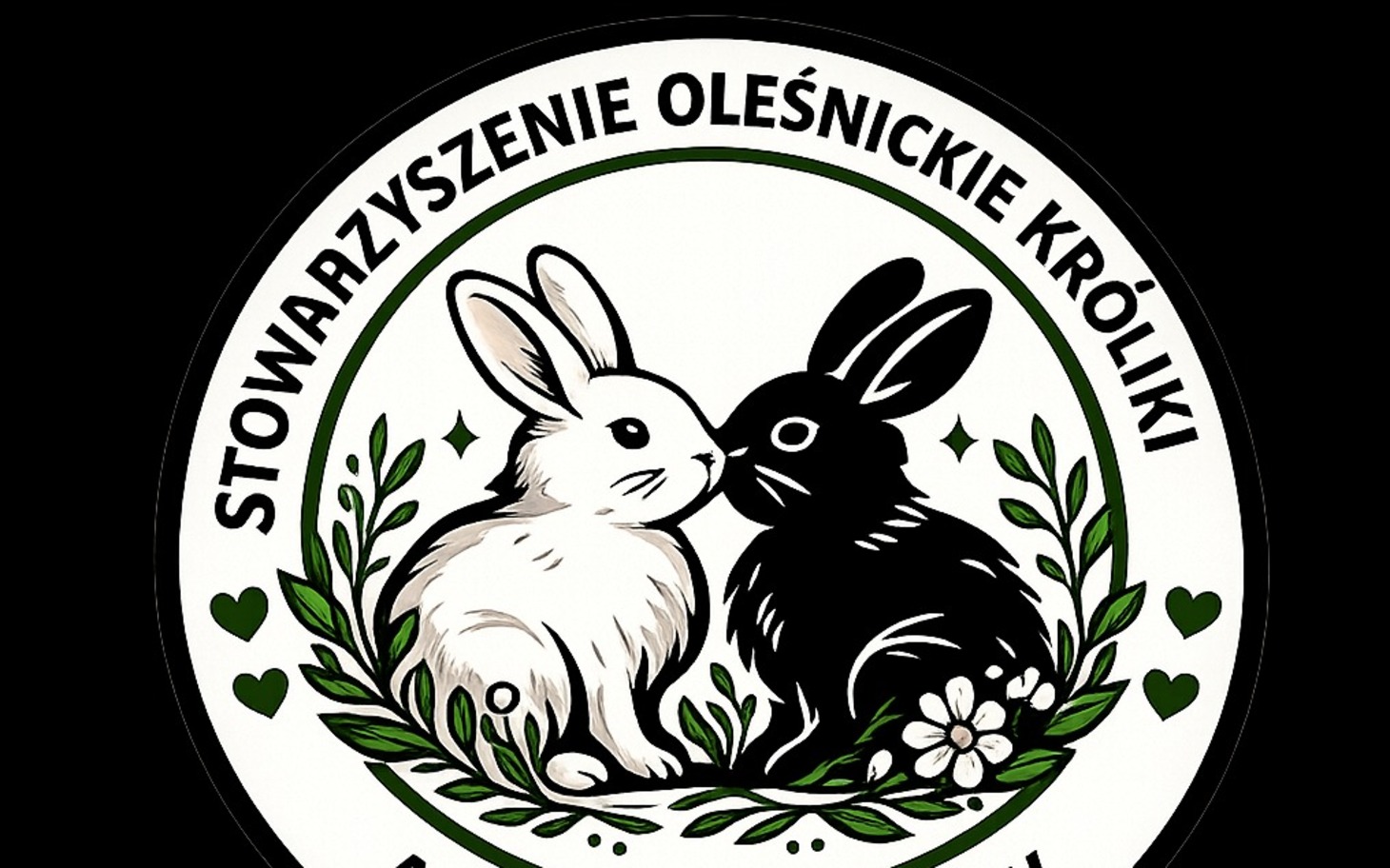 
        Otwarta szafka w pomieszczeniu z plamami na ścianie
    