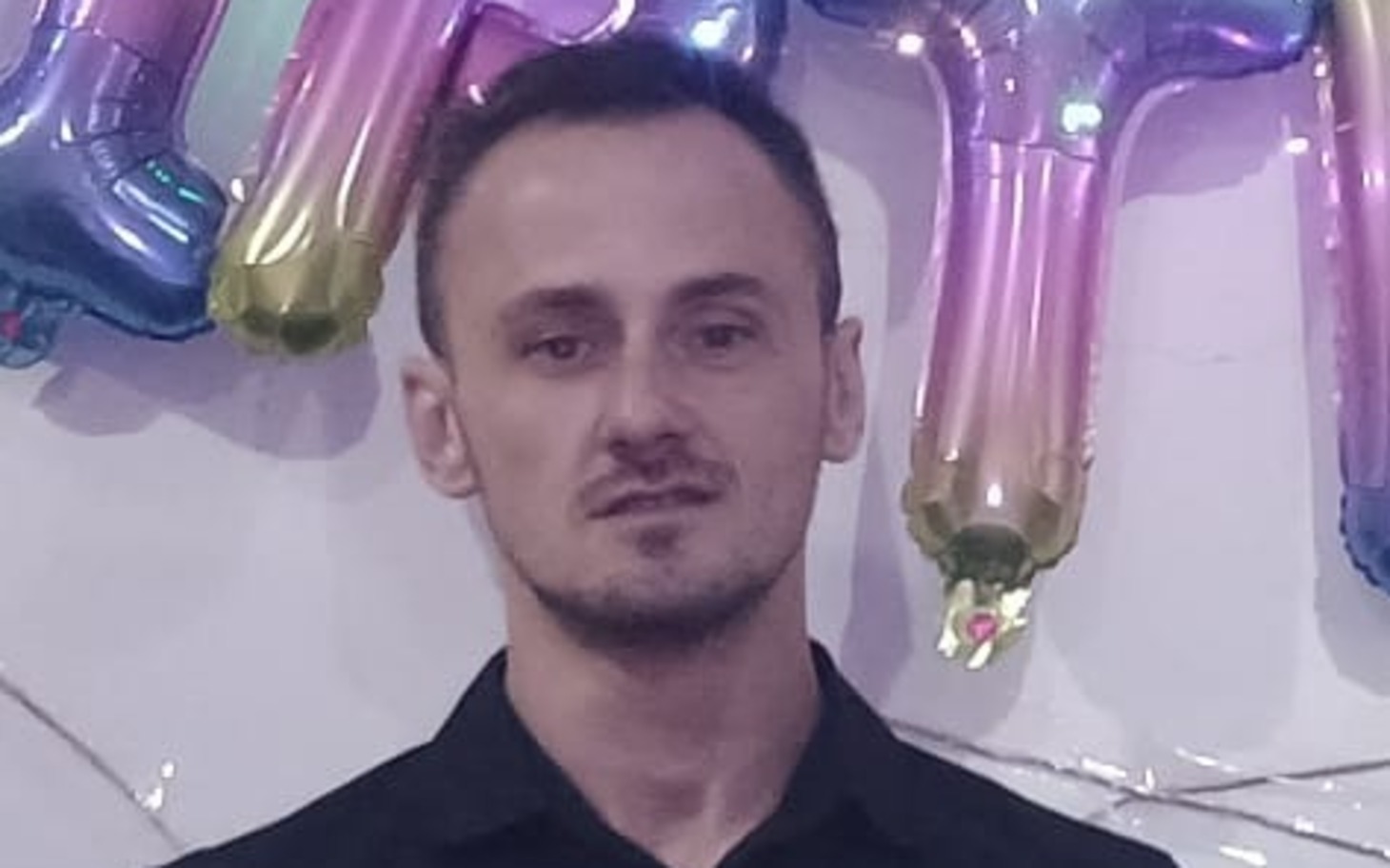 
        Zarys grafiki palmy na błękitnym niebie, malarskie odczucie.
    