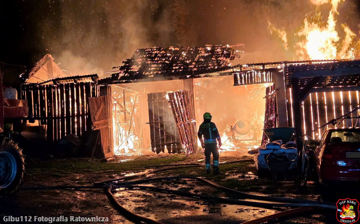Zniszczone wnętrze domu z widokiem na stół i kuchnię.