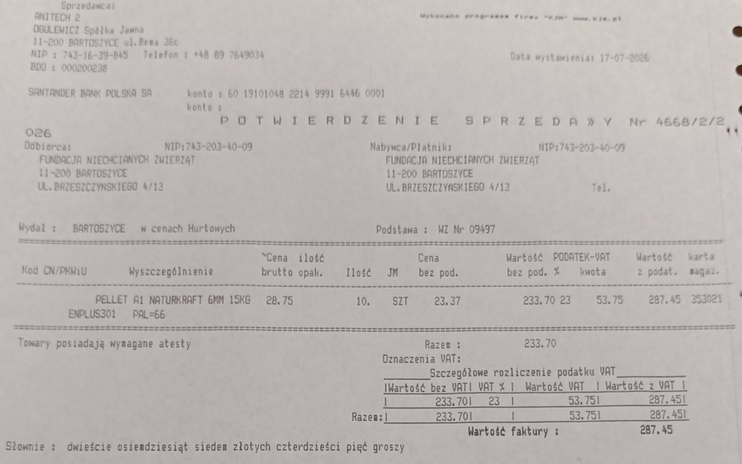 
        Grupowe tańczenie w tradycyjnych strojach przy ognisku o zmierzchu.
    