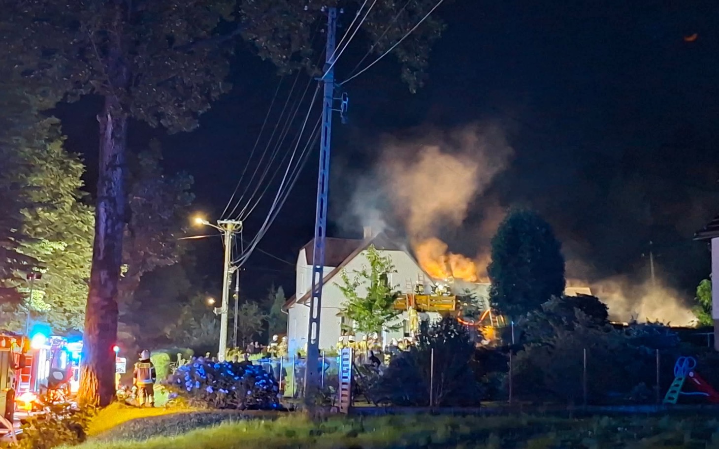 
        Wieczorny pożar w okolicy domu z dużą ilością dymu
    