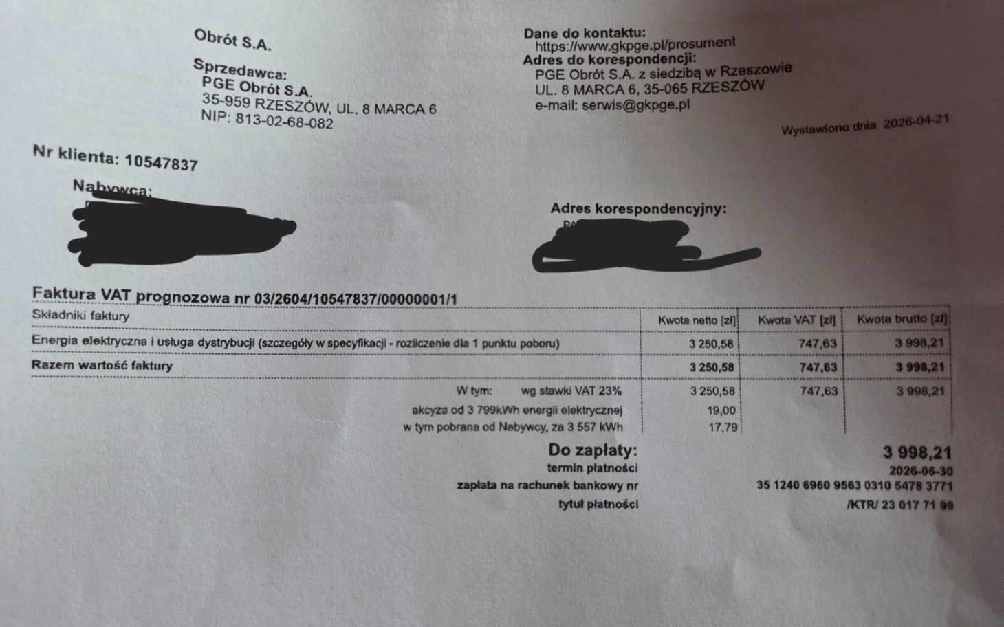 
        Pies w klatce z miseczkami na zewnątrz, przygotowuje jedzenie
    