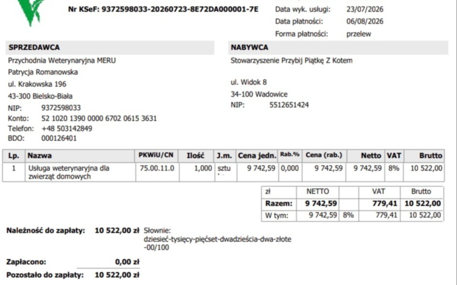 
        Ogromny obraz z zaciśniętym sercem – reka w żółtej tonacji na tle czarno-złotych napisów.
    