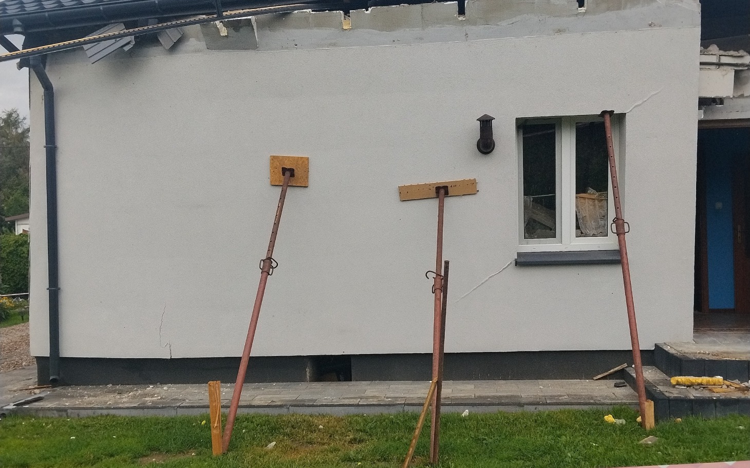
        Przy domu w trakcie prac budowlanych, rusztowania z desekami
    