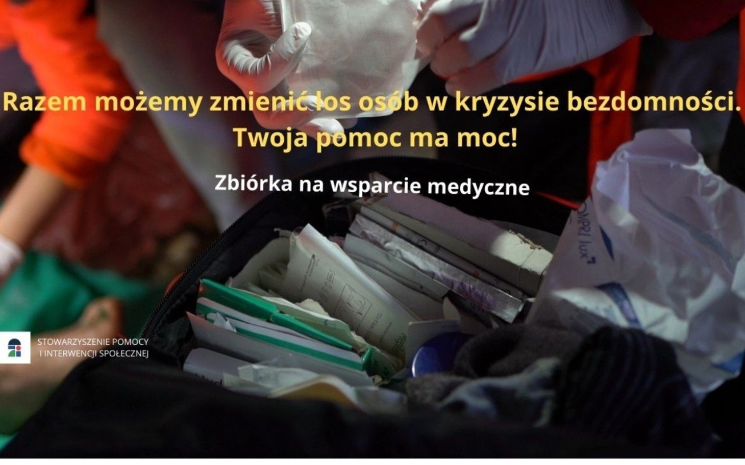 
        Koci przyjaciel na miękkiej powierzchni, z wyciągniętymi łapkami.
    