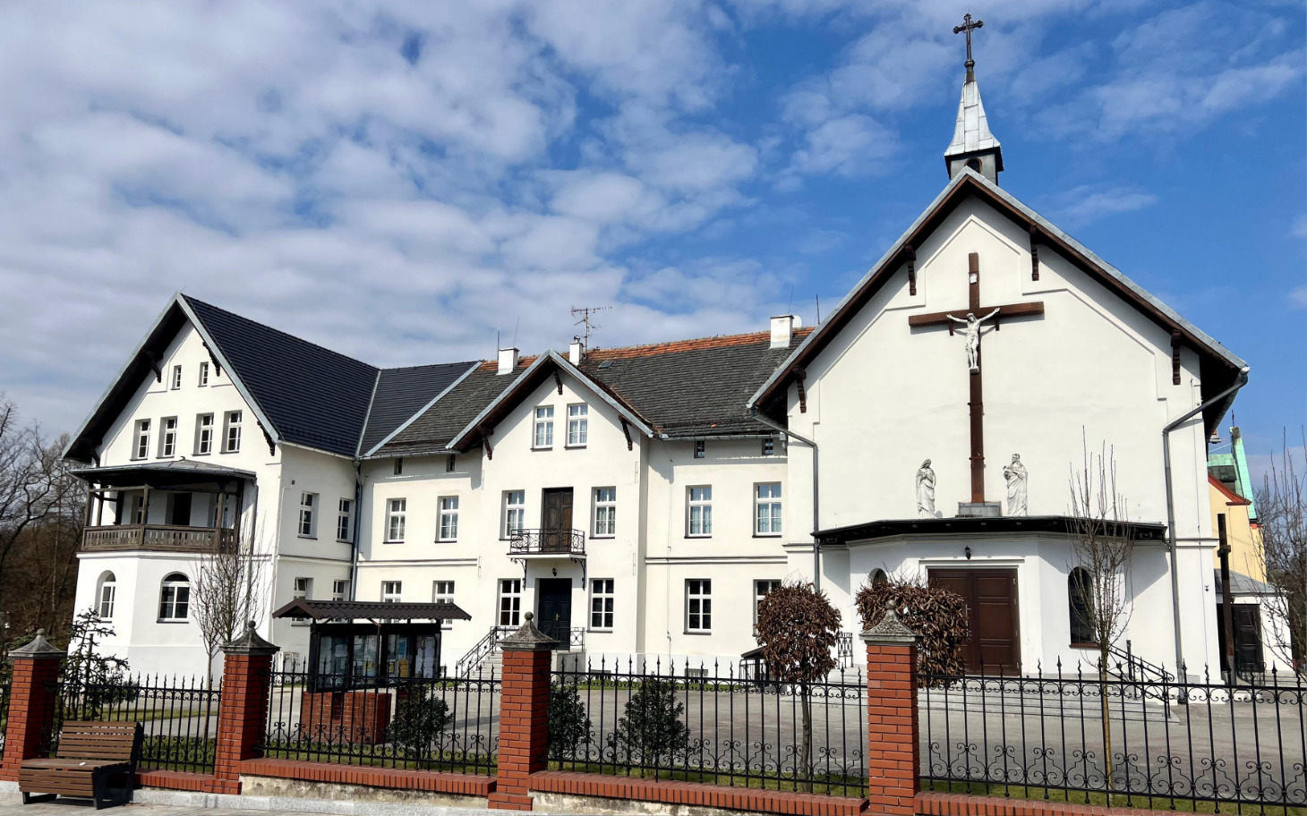 
        Pies w żółtawym futrze leżący na brązowym dywanie, w pobliżu kredowego mebla.
    