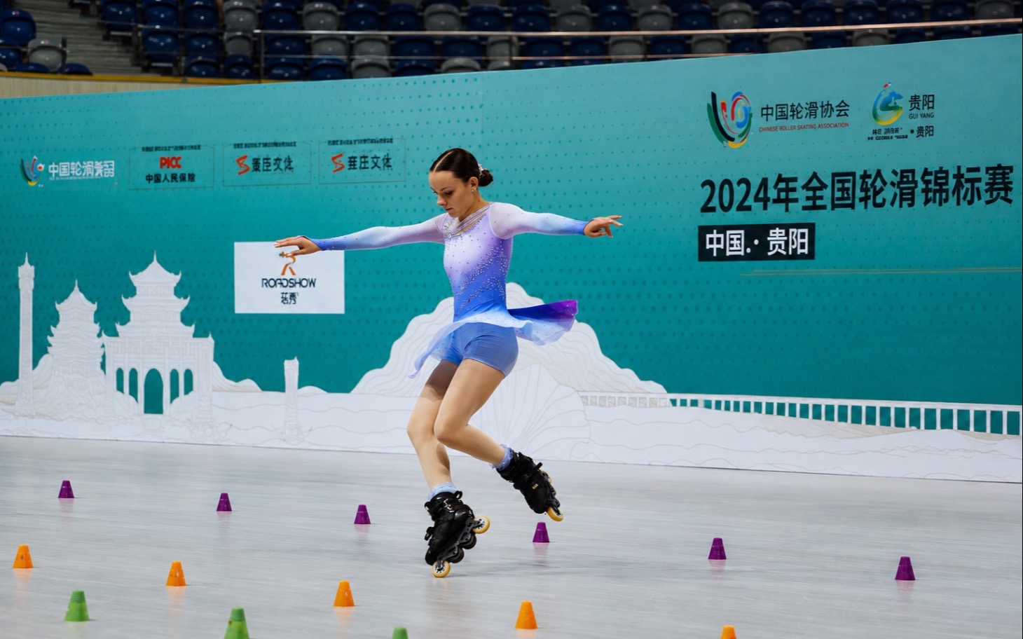 
        Kolekcja różnych butów sportowych w sklepie, na pudełkach Lub
    