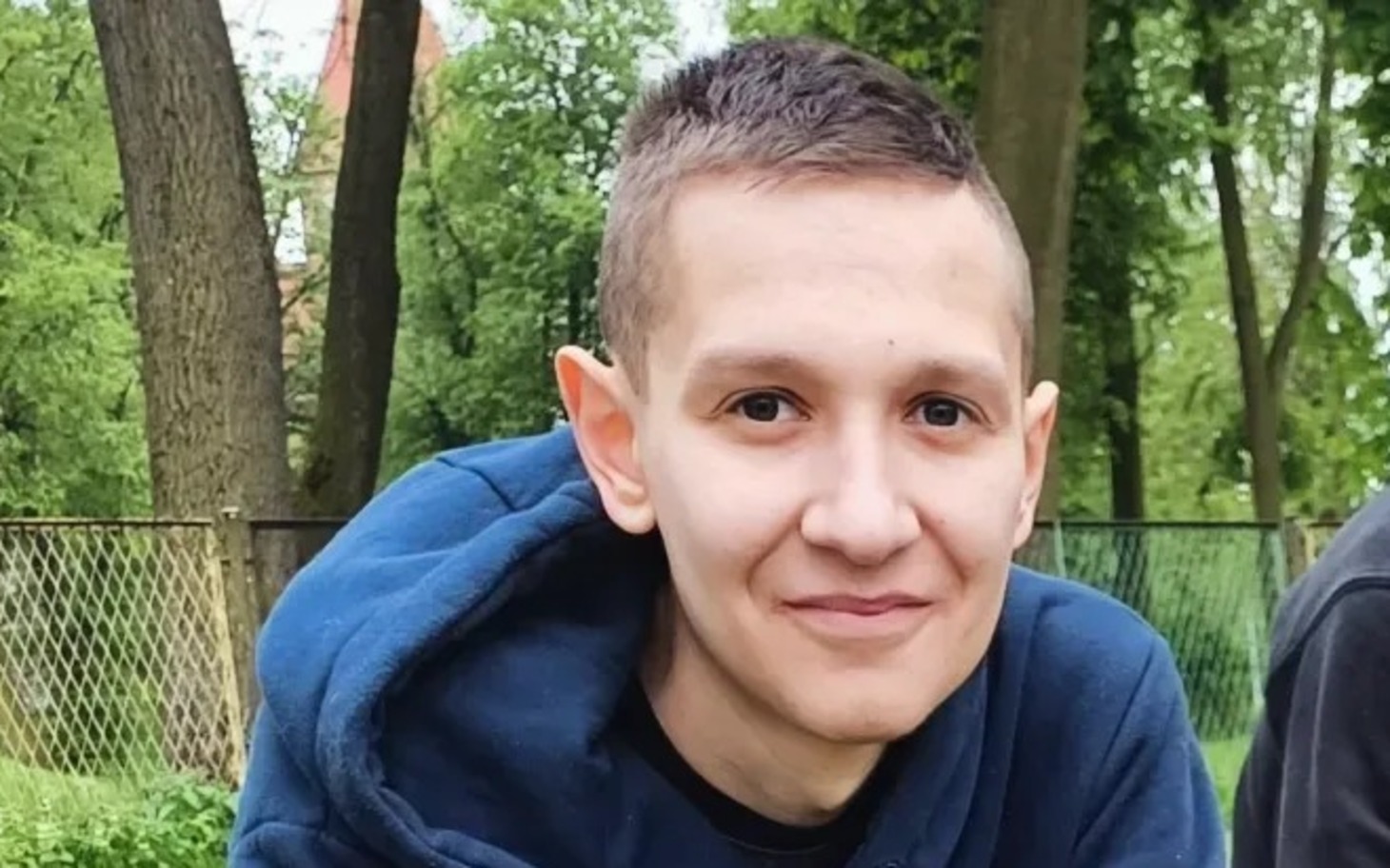 
        Kociaki w kocu, ciepłe spojrzenie na zdjęciu.
    