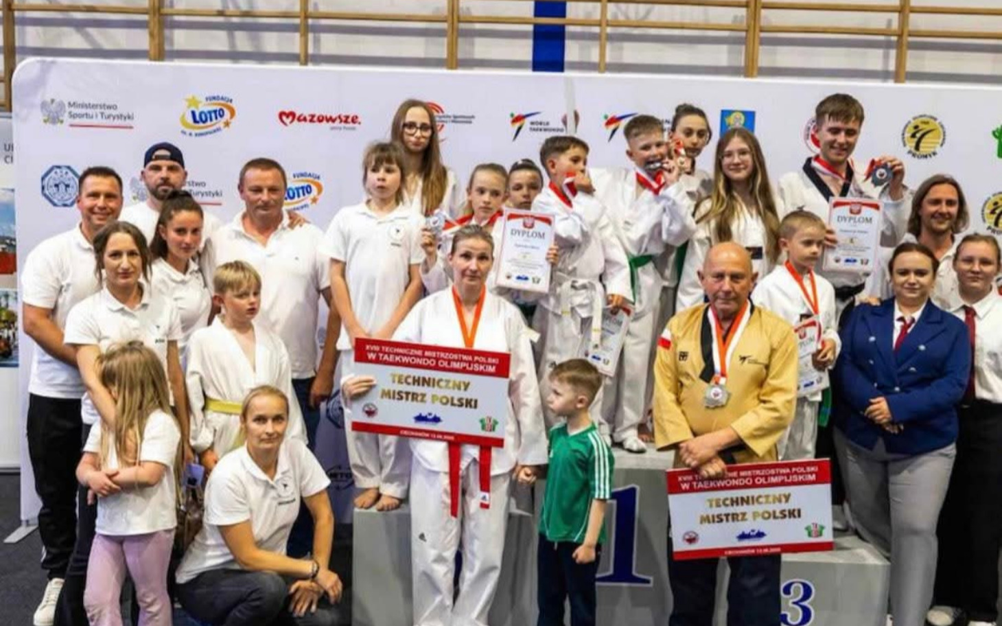 
        Sprasowana ryba w żłobku z włosami na tle mata
    