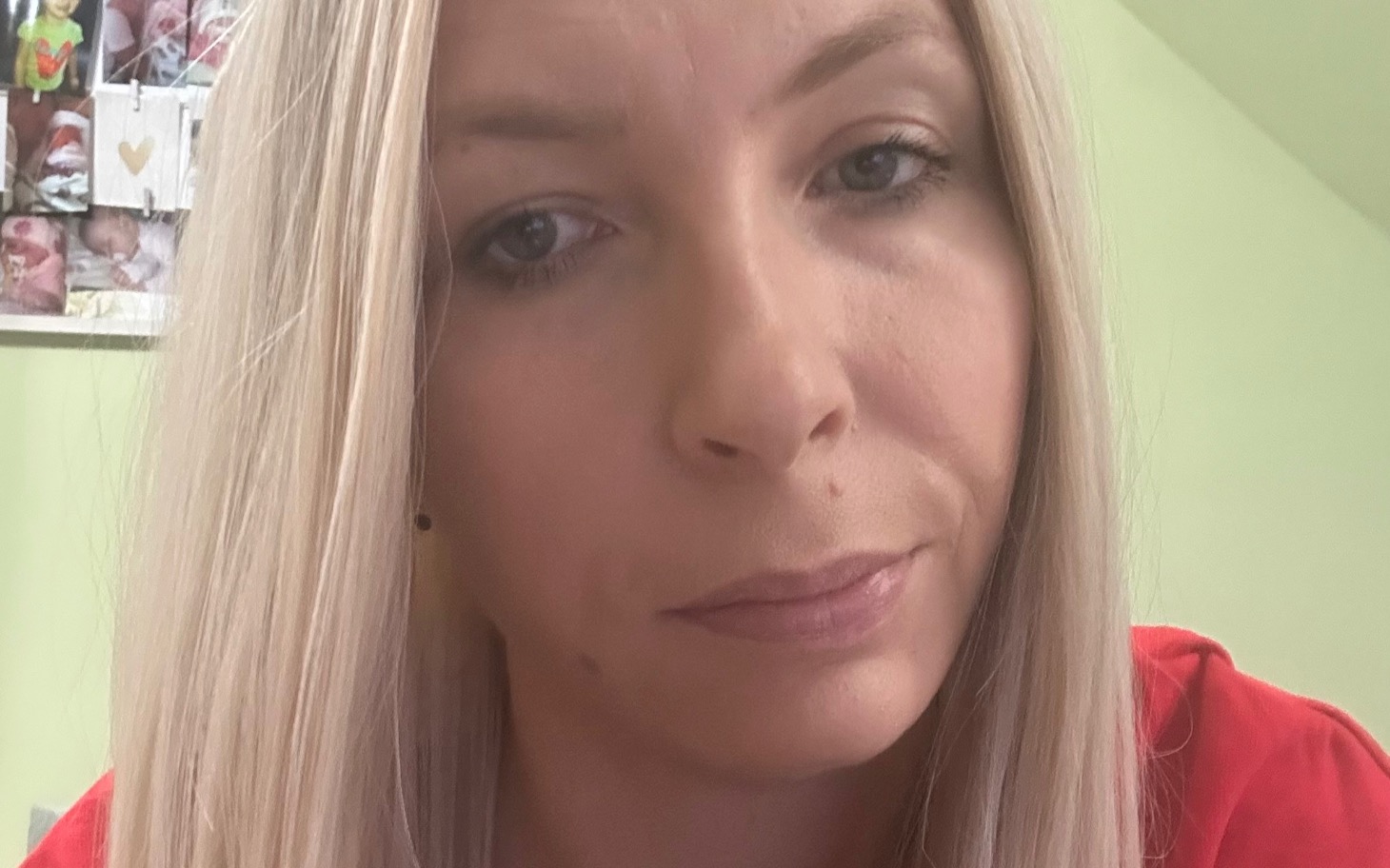
        Bohaterowy kot z jasnobrązowymi i białymi łatami, powoli odpoczywa.
    
