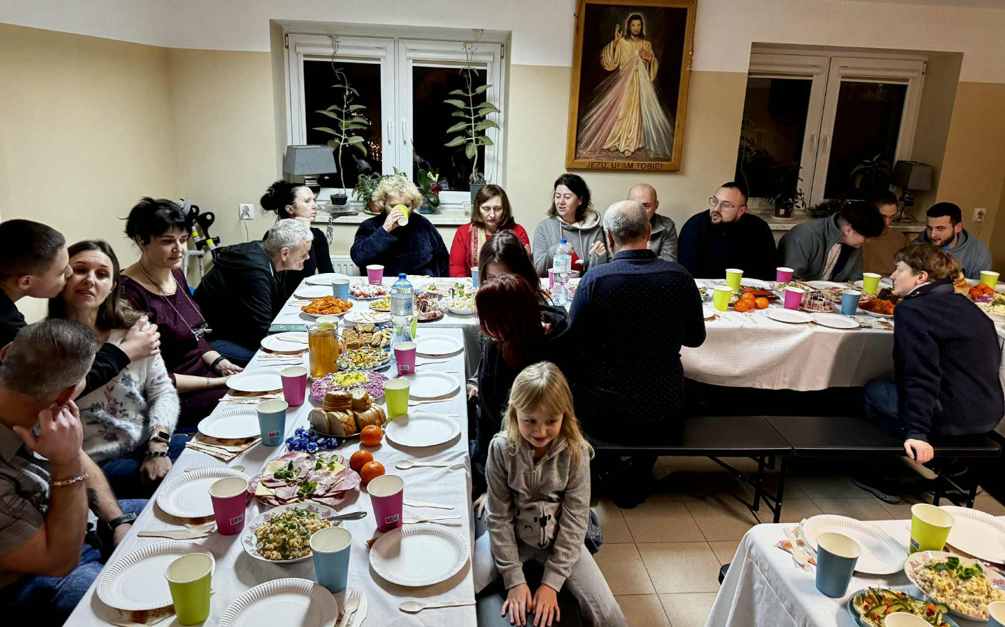
        Puste pomieszczenie z połamanymi cegłami i zgliszczami po pożarze na zewnątrz.
    