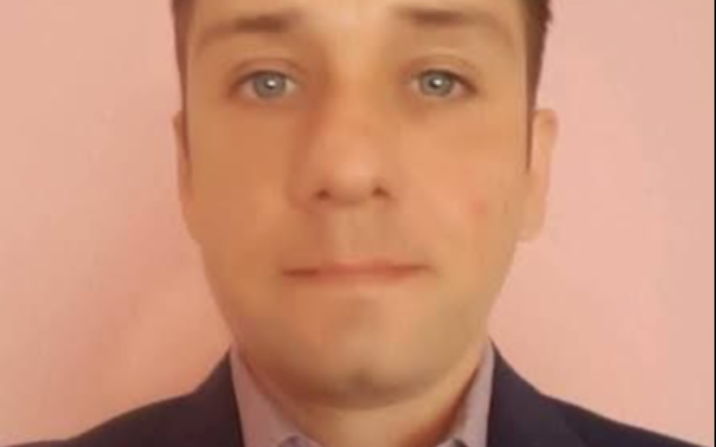 
        Osoba z szerokością twarzy, ujęcie portretowe w stylu selfie.
    