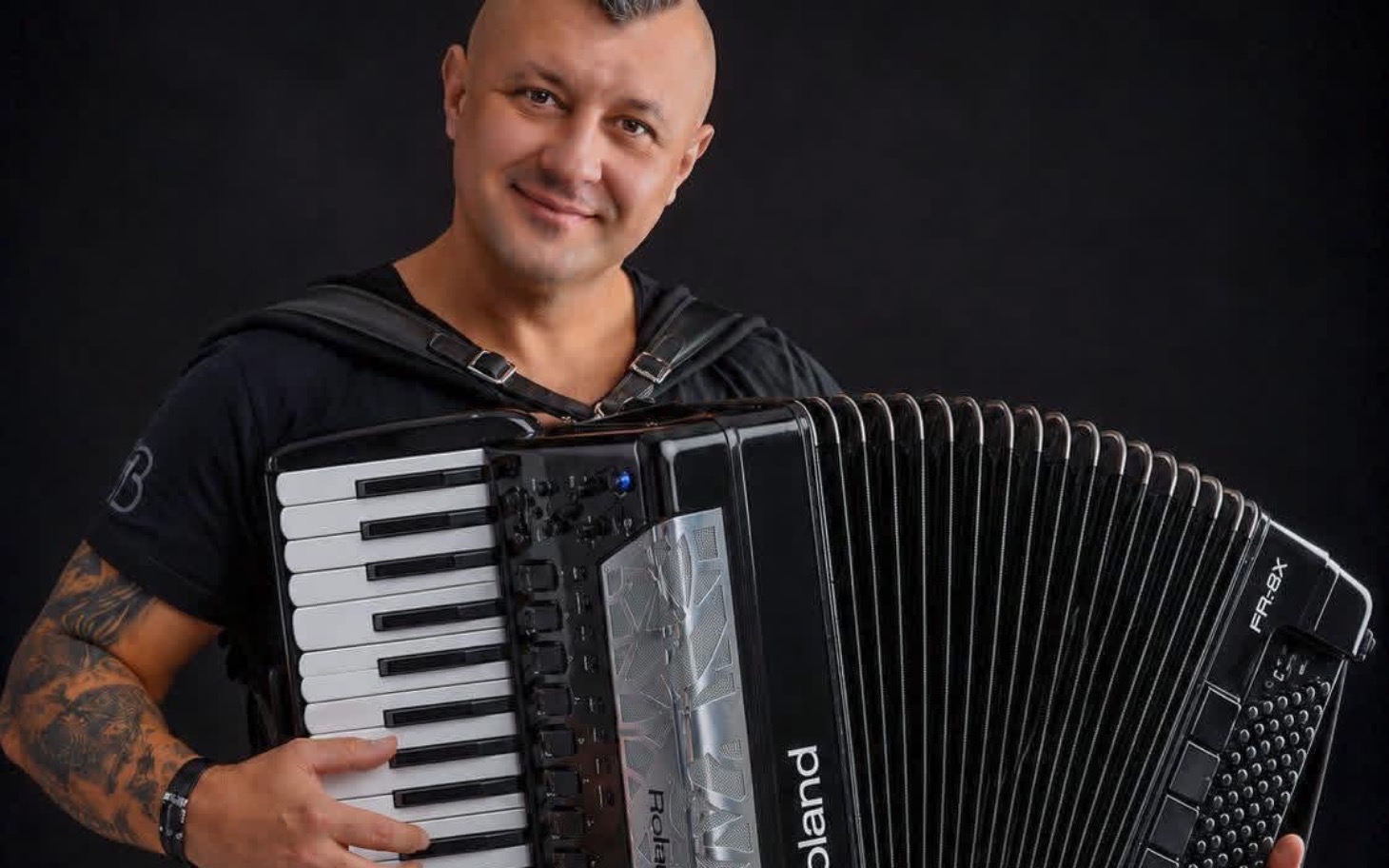 
        Zbliżenie na twarz kota z noskiem i wąsami, ujęcie w wysokiej jakości.
    