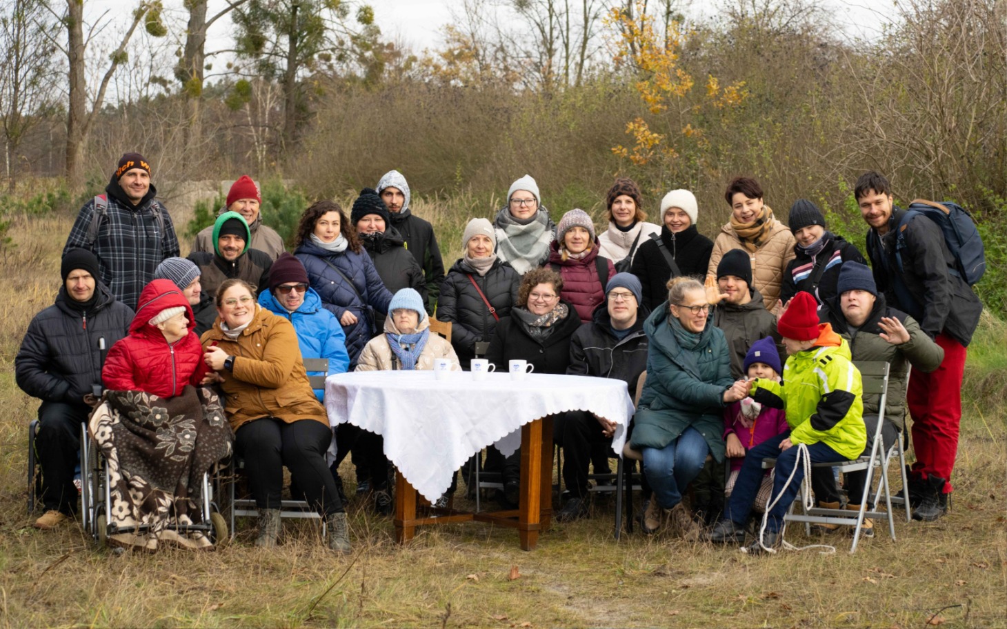 
        Grupa ludzi na świeżym powietrzu, spacer w parku
    