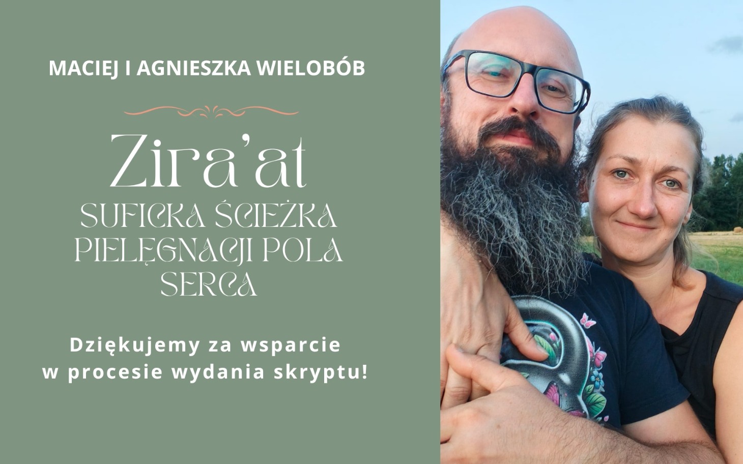 
        Kobieta trzyma na ramionach dziecko podczas letniego spaceru
    