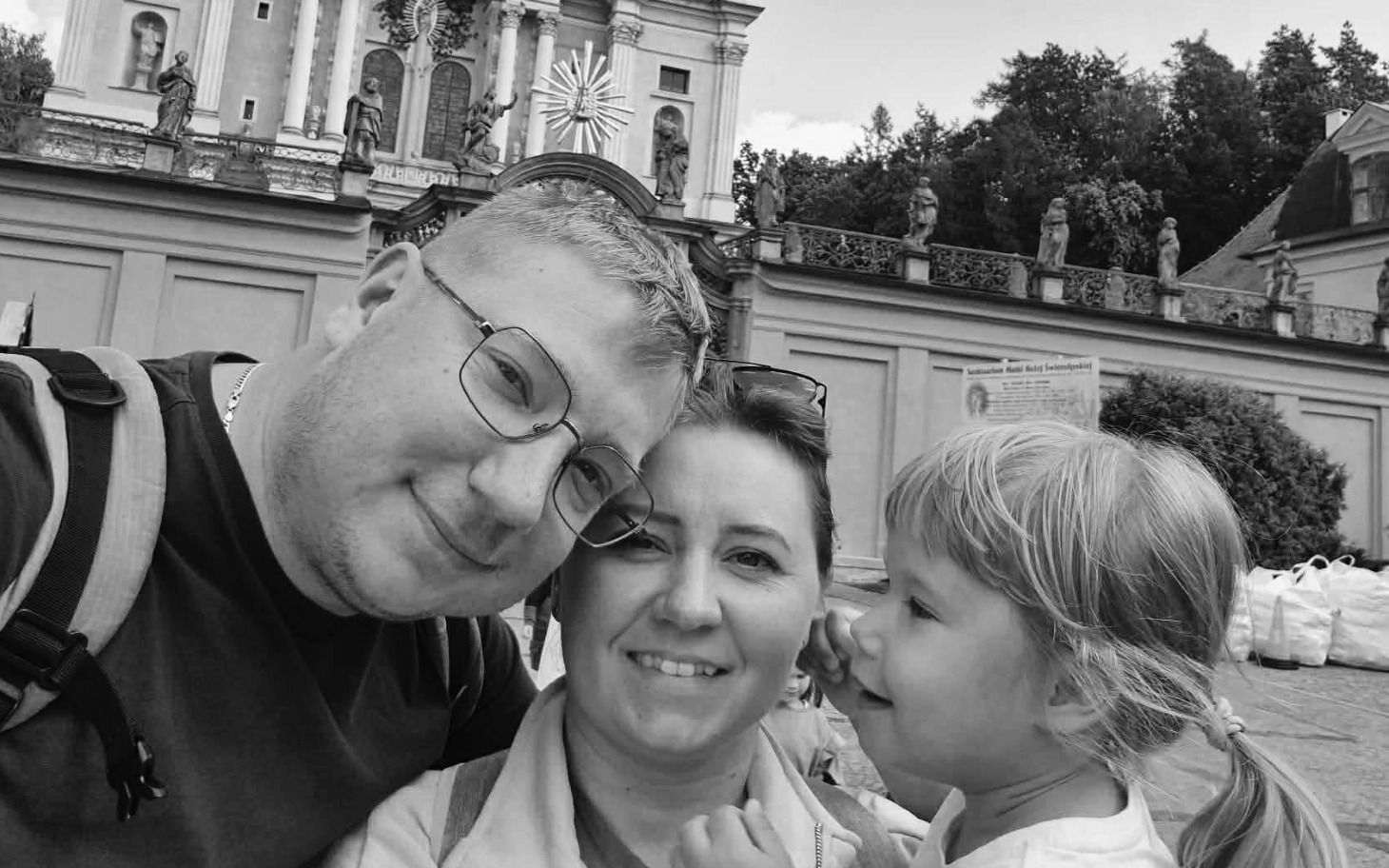 
        Uśmiechnięty człowiek z okularami, portret zbliżenie.
    