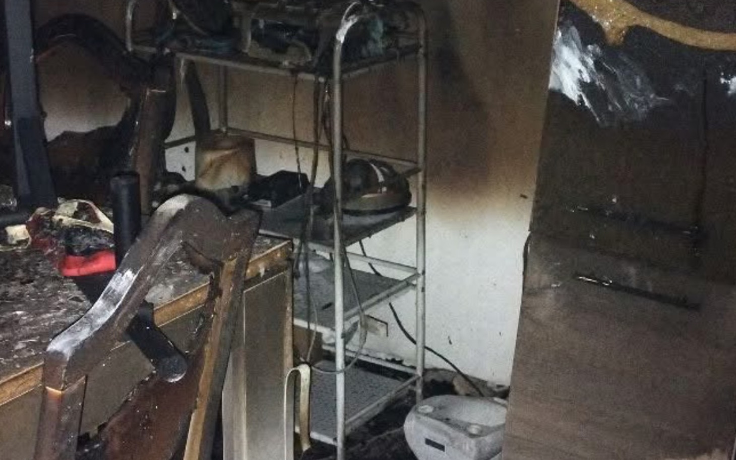 
        Zniszczone wnętrze, naruszona konstrukcja i bałagan po pożarze w pomieszczeniu.
    