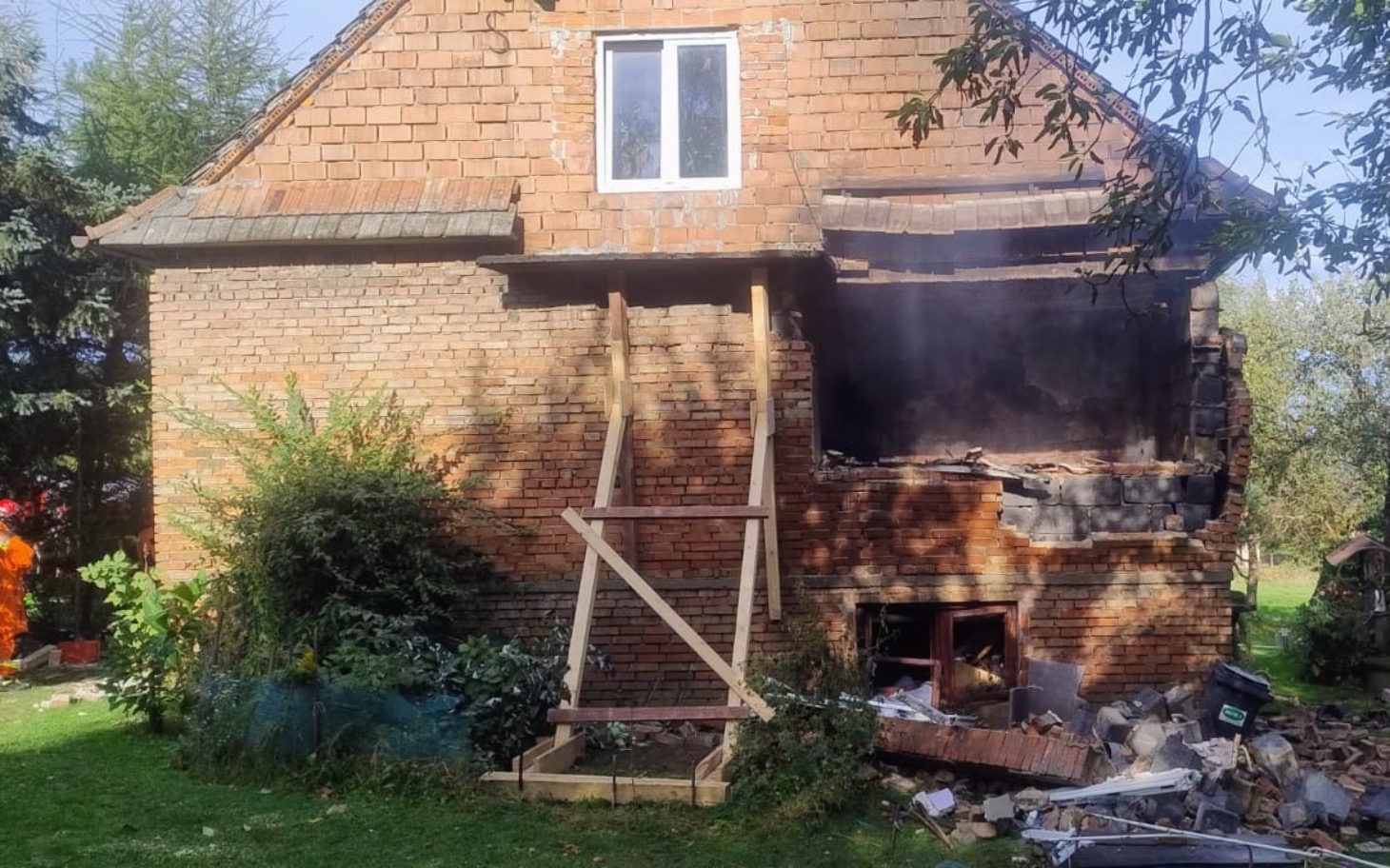 
        Nowoczesny budynek, zielone otoczenie, balkon i światło dnia.
    