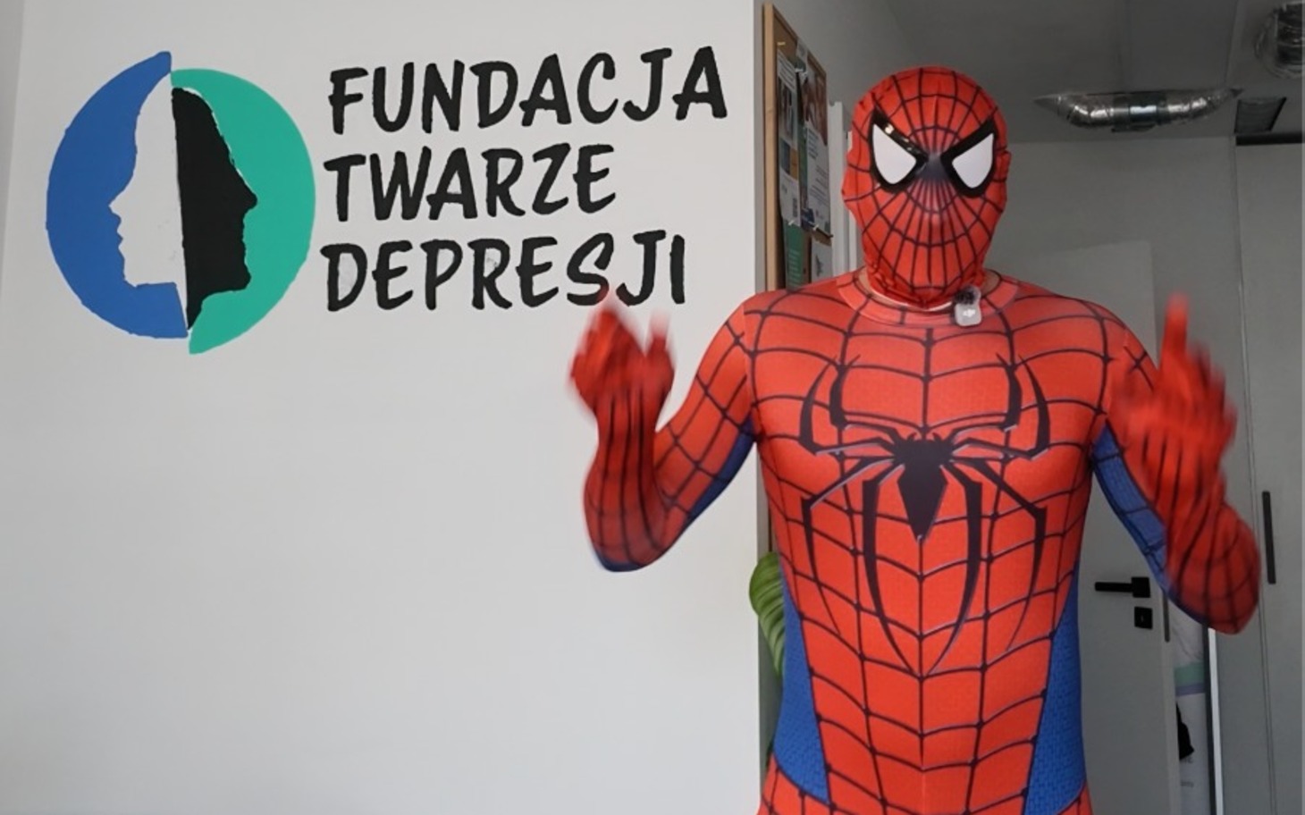 Ujęcie zwierzaka (kot) z uszkodzoną kończyną, bandażem na łapie.