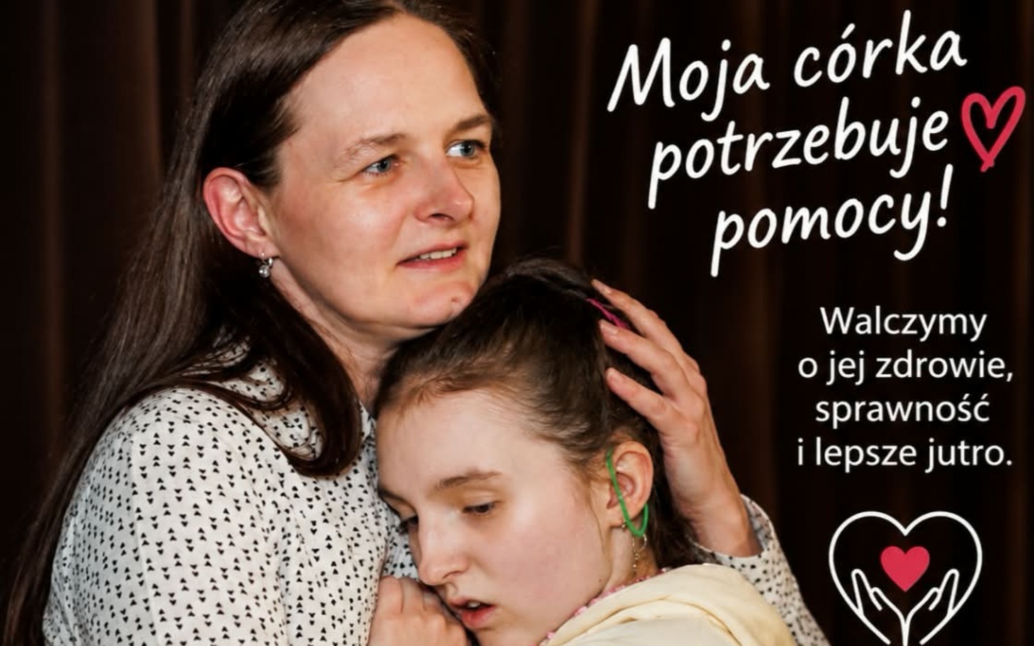 Kobieta otacza opieką starszą osobę, wspierająca ją z delikatnością.
