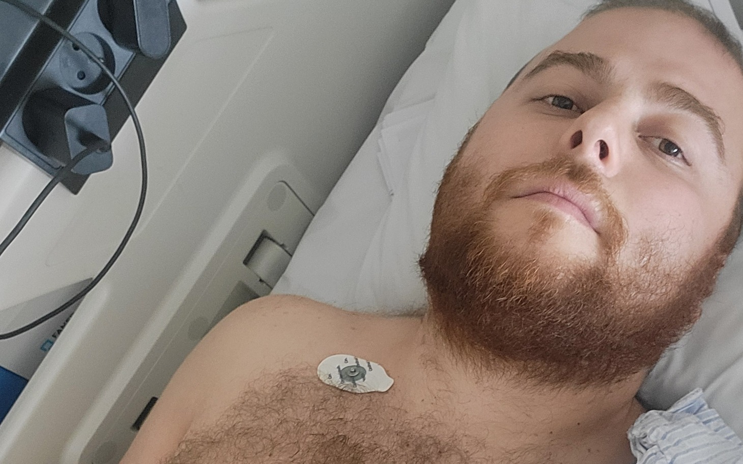 
        Osoba z medalionem monitorującym serce
    