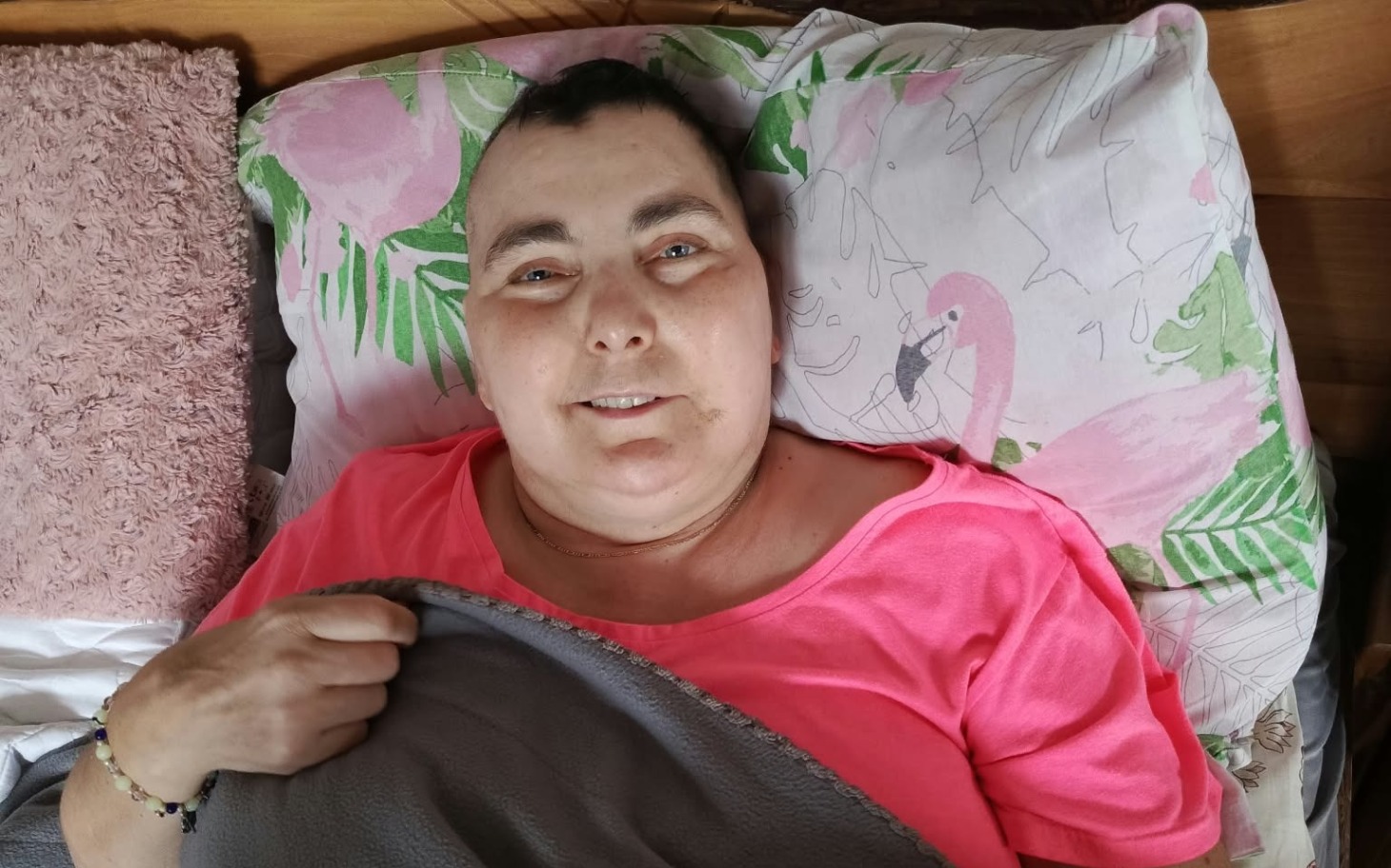 
        Kotek w kolorze brązowo-szarym, koci transport, w tle ciemne wnętrze.
    