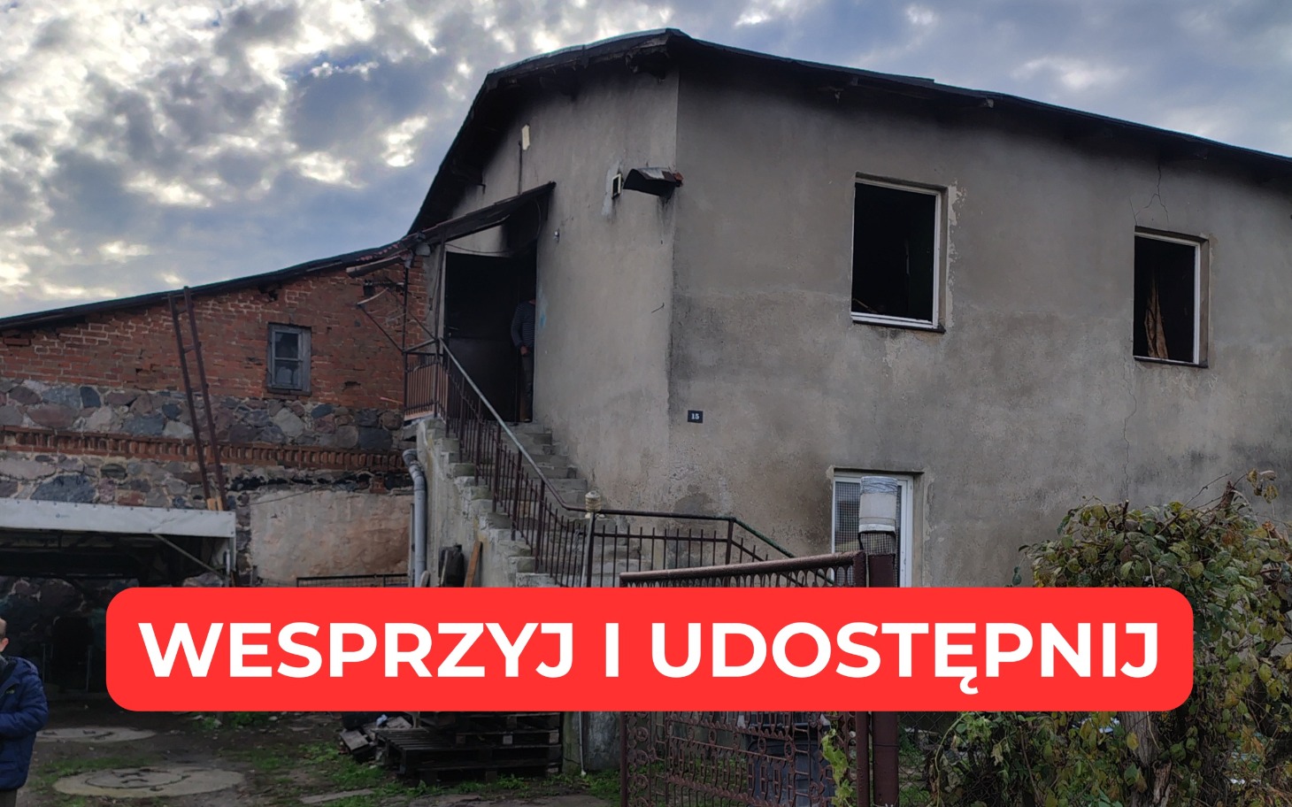 
        Uśmiechnięte dzieci na tle ujęcia, bliskie ujęcie twarzy.
    