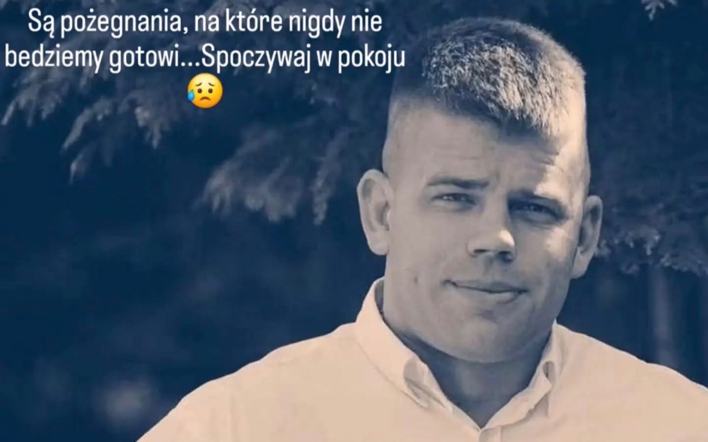 
        Portret młodego mężczyzny z tekstem pożegnalnym na zdjęciu.
    
