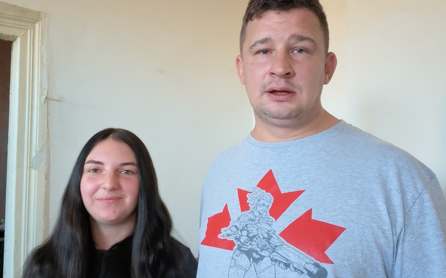 
        Kobieta i mężczyzna pozują razem do zdjęcia w pomieszczeniu.
    